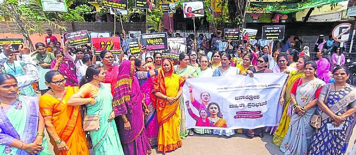 ‘ಕಾಂಗ್ರೆಸ್ ಸ್ತ್ರೀಯರ ಕ್ಷಮೆ ಯಾಚಿಸಲಿ’
