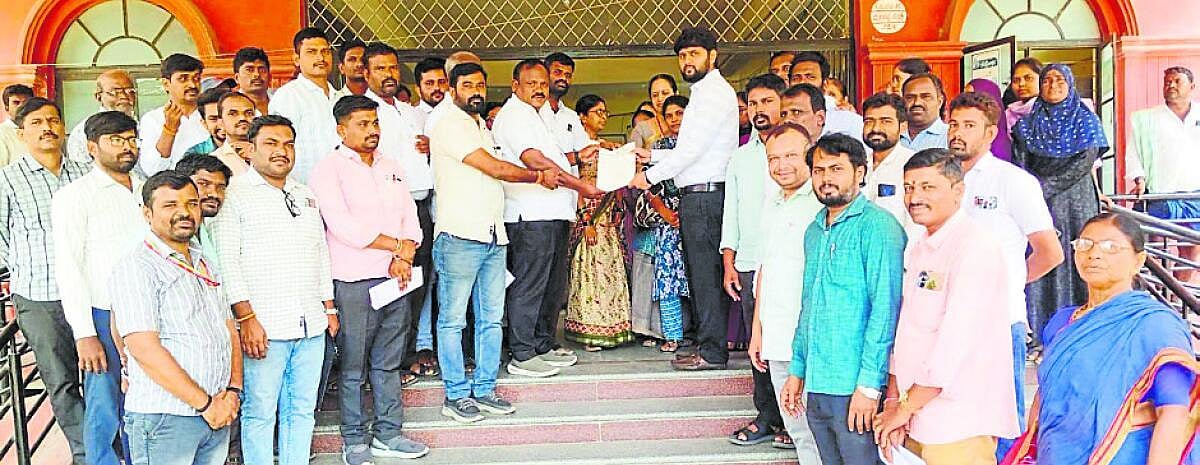 ಗ್ರಾಮ ಆಡಳಿತ ಅಧಿಕಾರಿ ಮೇಲೆ ಹಲ್ಲೆ: ಕ್ರಮಕ್ಕೆ ಒತ್ತಾಯ