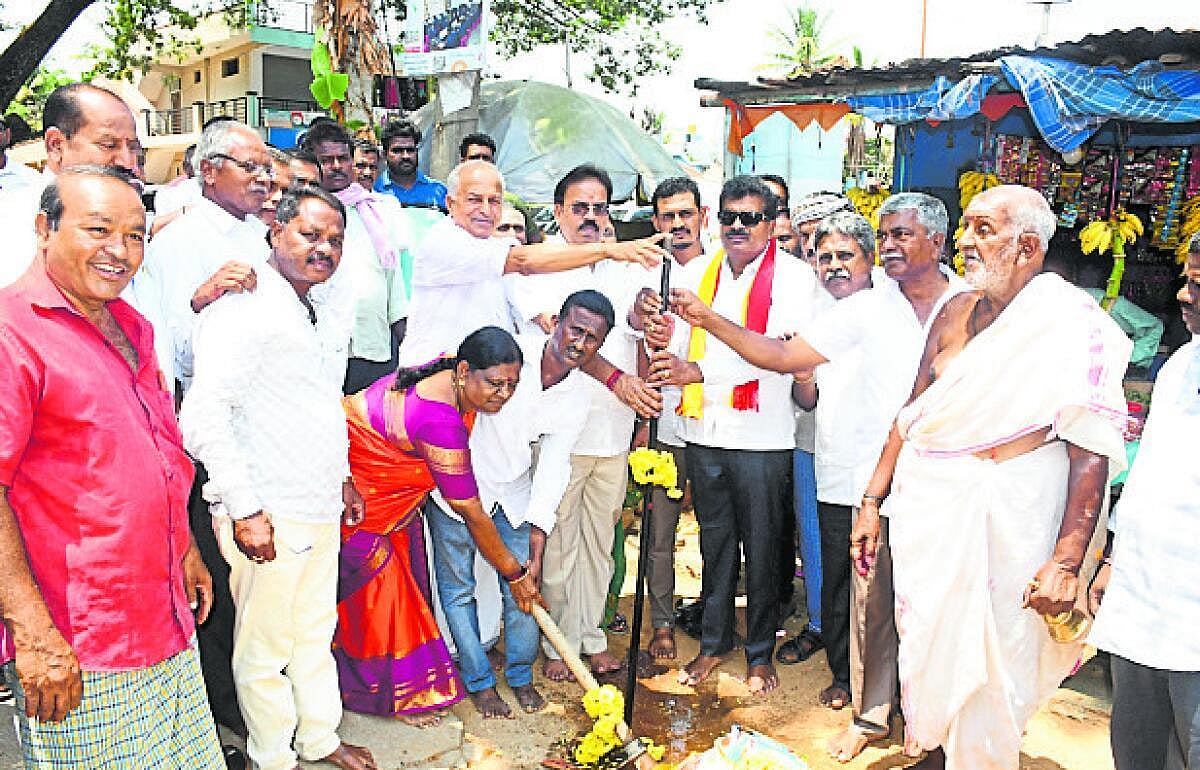 ‘₹50 ಲಕ್ಷ ವೆಚ್ಚದಲ್ಲಿ ಕಳಸಾಪುರ ರಸ್ತೆಗೆ ಕಾಂಕ್ರೀಟ್’