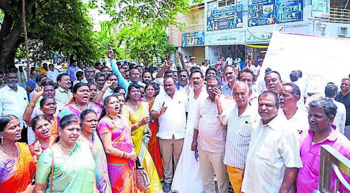 ಫ್ಲೆಕ್ಸ್ ಏಕಾಏಕಿ ತೆರವು: ಆರ್ಯವೈಶ್ಯ ಸಮಾಜದಿಂದ ಪ್ರತಿಭಟನೆ