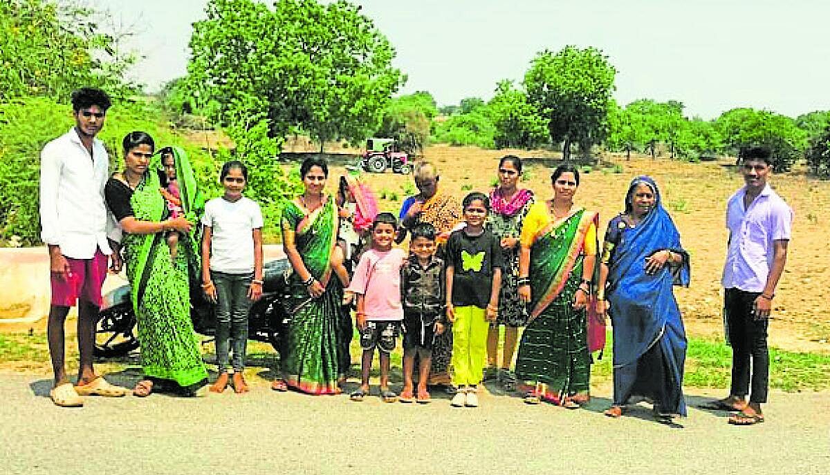 ಬಸ್ ನಿಲ್ದಾಣವಿಲ್ಲದೆ ಪ್ರಯಾಣಿಕರ ಪರದಾಟ