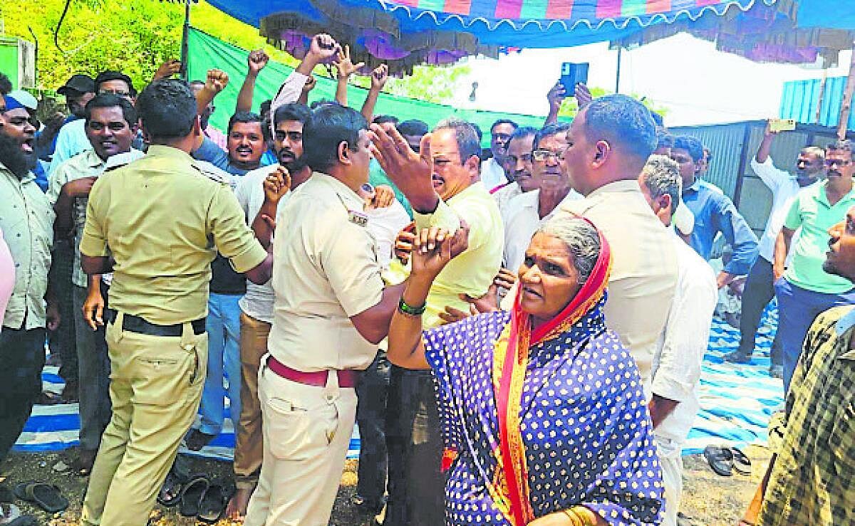 ಅಧಿಕಾರಿಗಳೊಂದಿಗೆ ಮಾತಿನ ಚಕಮಕಿ