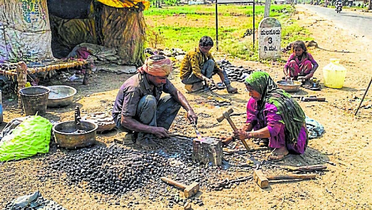 ಬಯಲಲ್ಲೇ ಬದುಕು ಕಟ್ಟಿಕೊಂಡ ಕಮ್ಮಾರರು