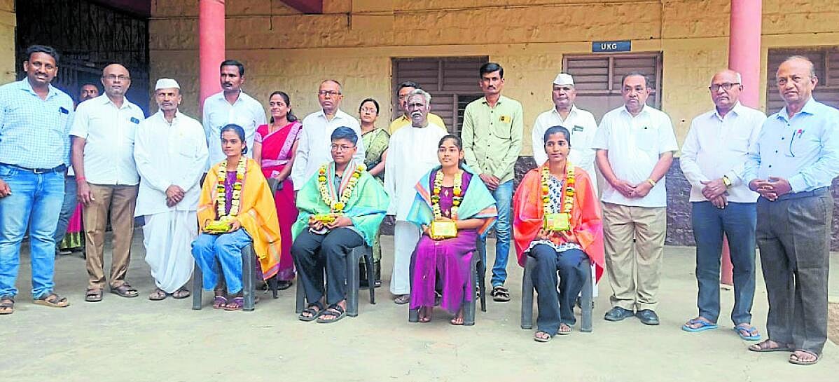 ಸಾಧಕ ವಿದ್ಯಾರ್ಥಿಗಳಿಗೆ ಪ್ರೋತ್ಸಾಹ ಅಗತ್ಯ: ಬಿಳ್ಳೂರ