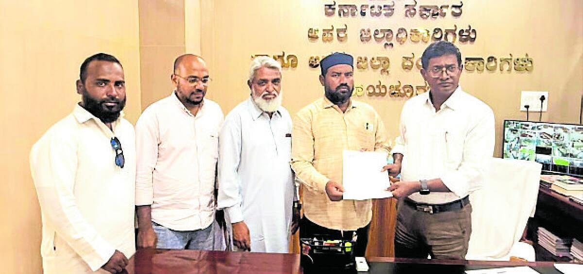 ‘ಬೀದಿ ನಾಯಿಗಳ ಕಾಟಕ್ಕೆ ಕಡಿವಾಣ ಹಾಕಿ’