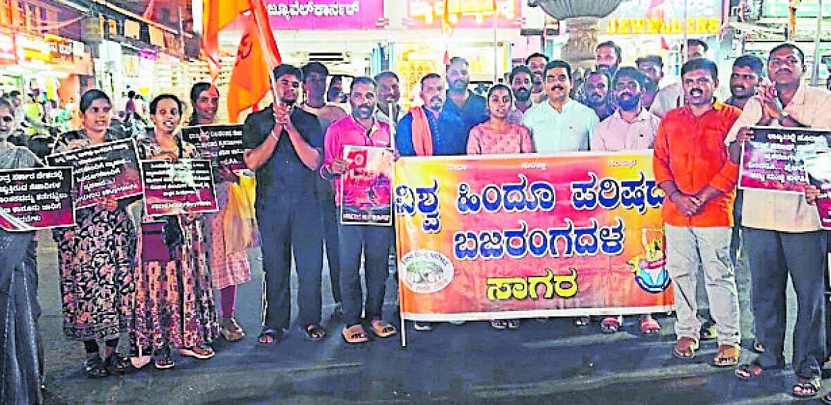 ಲವ್ ಜಿಹಾದ್ ಖಂಡಿಸಿ ವಿಎಚ್ಪಿ, ಬಜರಂಗದಳ ಪ್ರತಿಭಟನೆ
