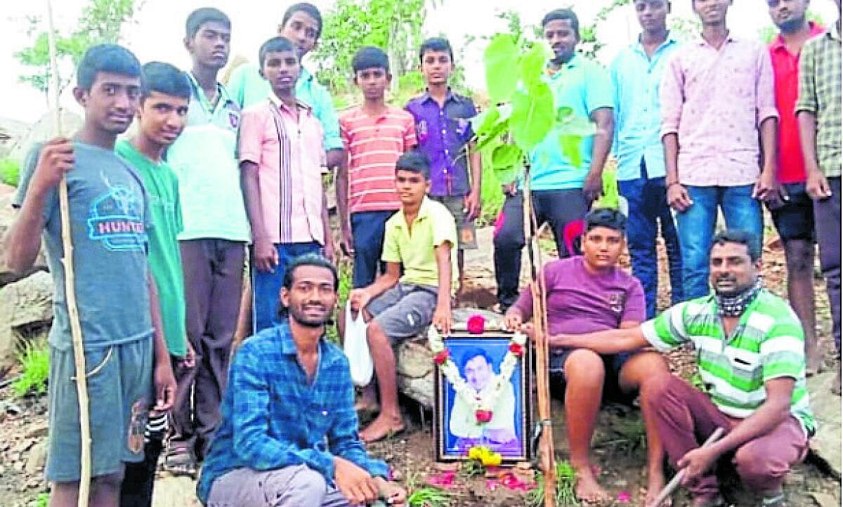 ಕರಿಘಟ್ಟದಲ್ಲಿ ರಾಜ್ ಜನ್ಮ ದಿನಾಚರಣೆ