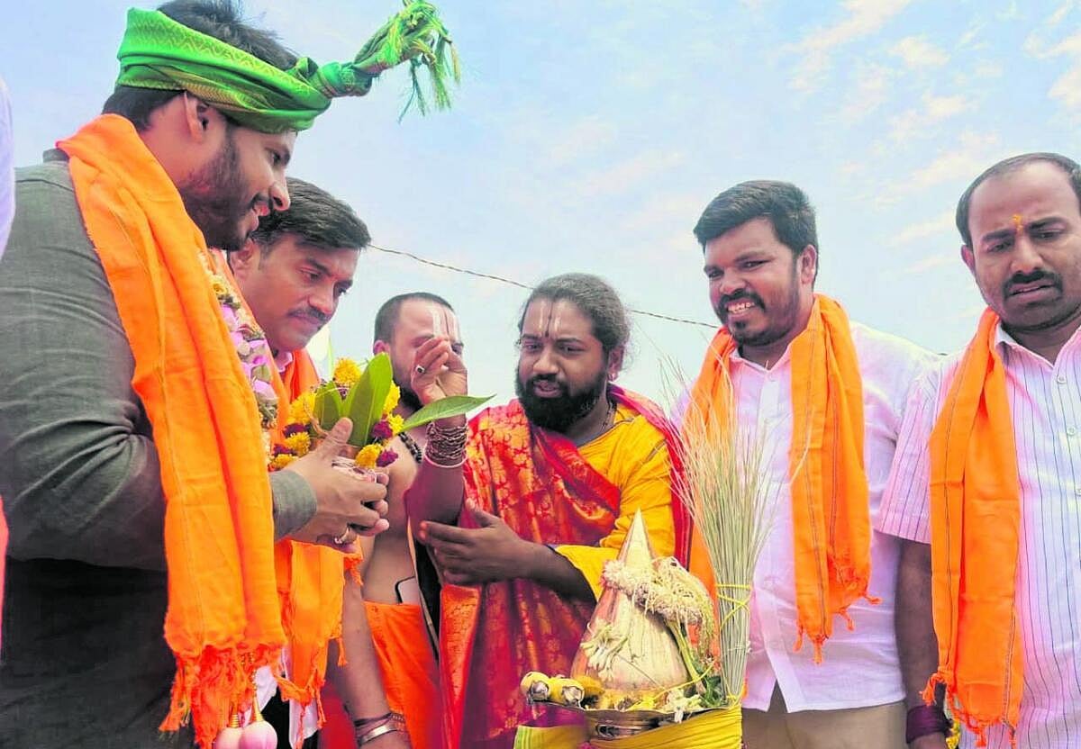 ದೇಗುಲದಲ್ಲಿ ಕಳಸ ಸ್ಥಾಪನೆ