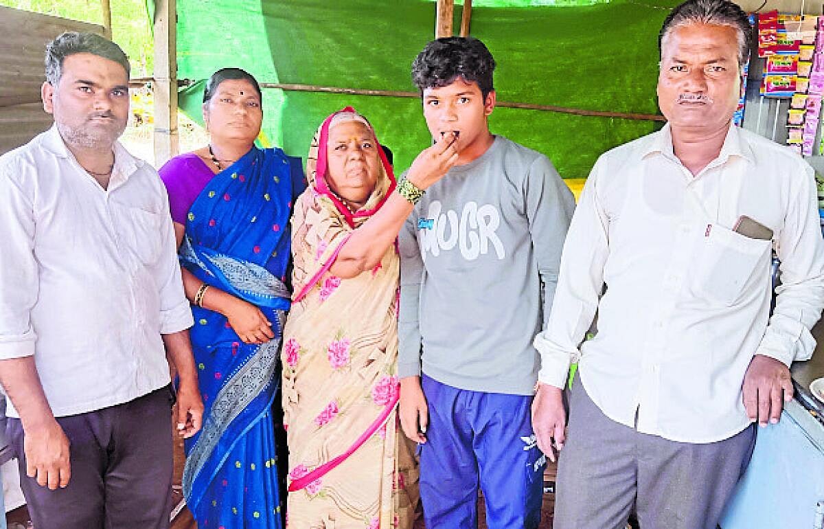 ಬಡ ವ್ಯಾಪಾರಿ ಮಗ ಶಾಲೆಗೆ ಟಾಪರ್