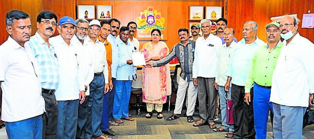 ಕಾನೂನುಬದ್ಧ ಎ ಖಾತಾ ನೀಡಲು ಒತ್ತಾಯ