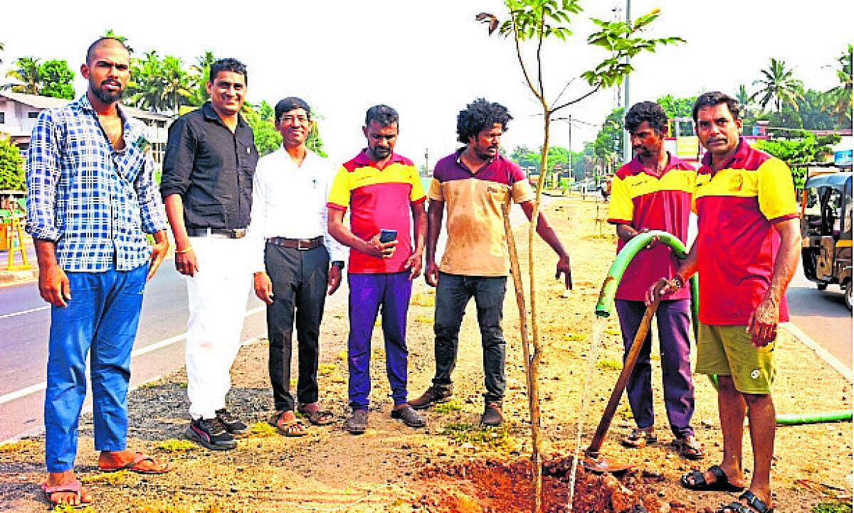 ರಾಷ್ಟ್ರೀಯ ಹೆದ್ದಾರಿ ಬದಿ ಗಿಡಗಳಿಗೆ ನೀರುಣಿಸಿದ ಪಂಚವರ್ಣ ಮಂಡಳಿ