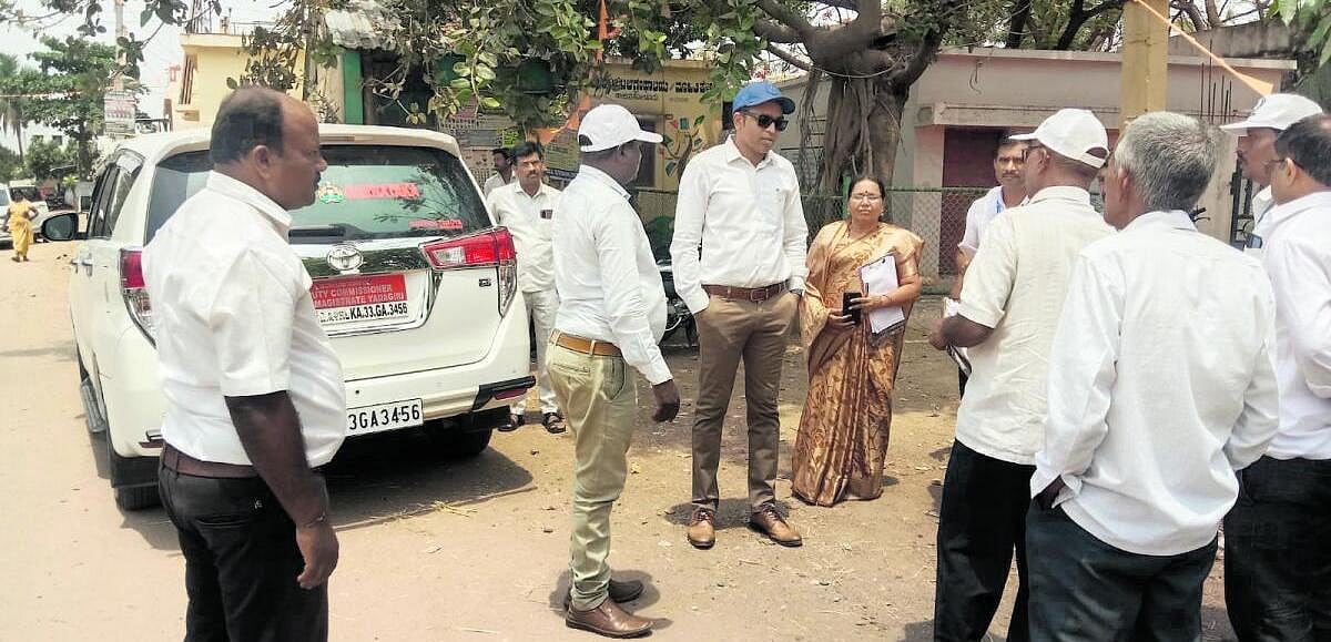 ಗಣತಿ ಕಾರ್ಯ ಜಿಲ್ಲಾಧಿಕಾರಿ ಭೇಟಿ ಪರಿಶೀಲನೆ