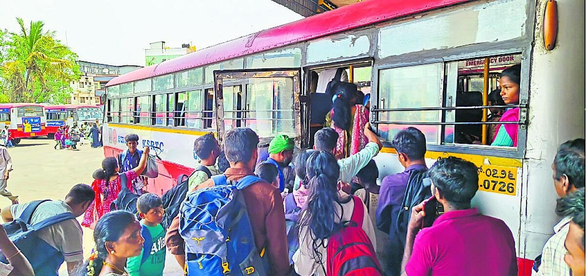 ಸರ್ಕಾರಿ ಬಸ್: ನೂಕುನುಗ್ಗಲ ಮಧ್ಯೆ ಪಯಣ