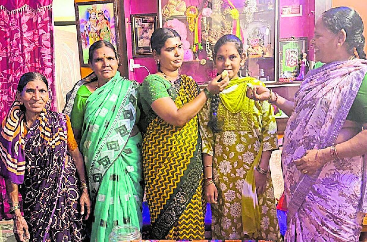 ಅಡುಗೆ ಮಾಡುವ ಮಹಿಳೆ ಪುತ್ರಿ ಸಾಧನೆ