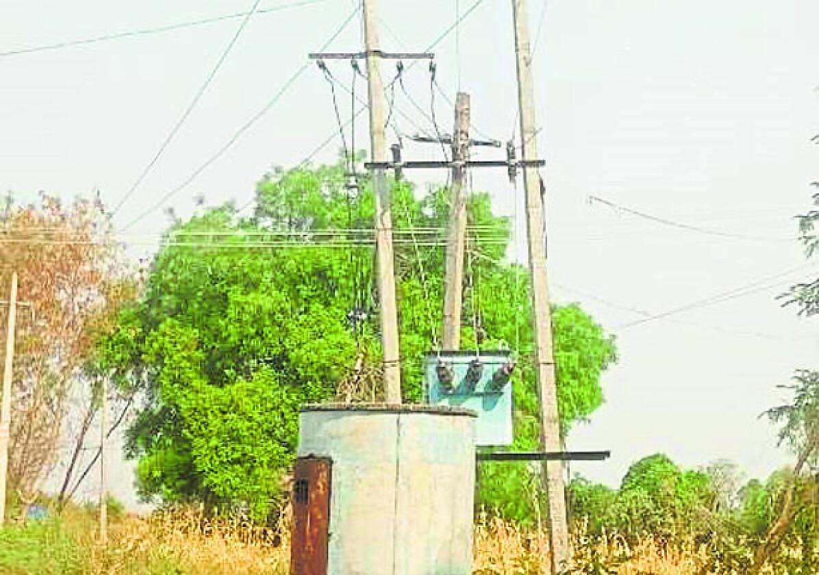 ರಸ್ತೆಗೆ ಅಡ್ಡಲಾಗಿದ್ದ ವಿದ್ಯುತ್ ತಂತಿ ತೆರವು