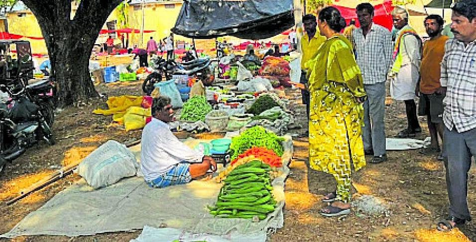 ಹುಳಿಯಾರು ಎಪಿಎಂಸಿಯಲ್ಲಿ ವಾರದ ಸಂತೆ