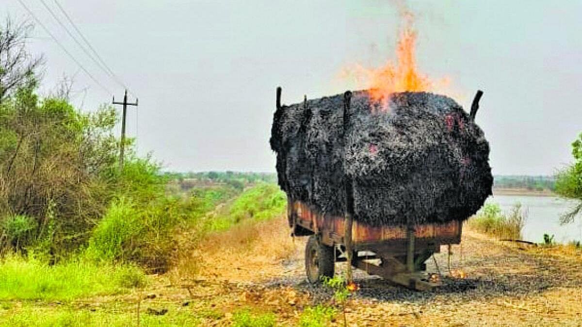ಟ್ರ್ಯಾಕ್ಟರ್‌ನಲ್ಲಿ ಸಾಗಿಸುತ್ತಿದ್ದ ಮೇವಿಗೆ ಬೆಂಕಿ