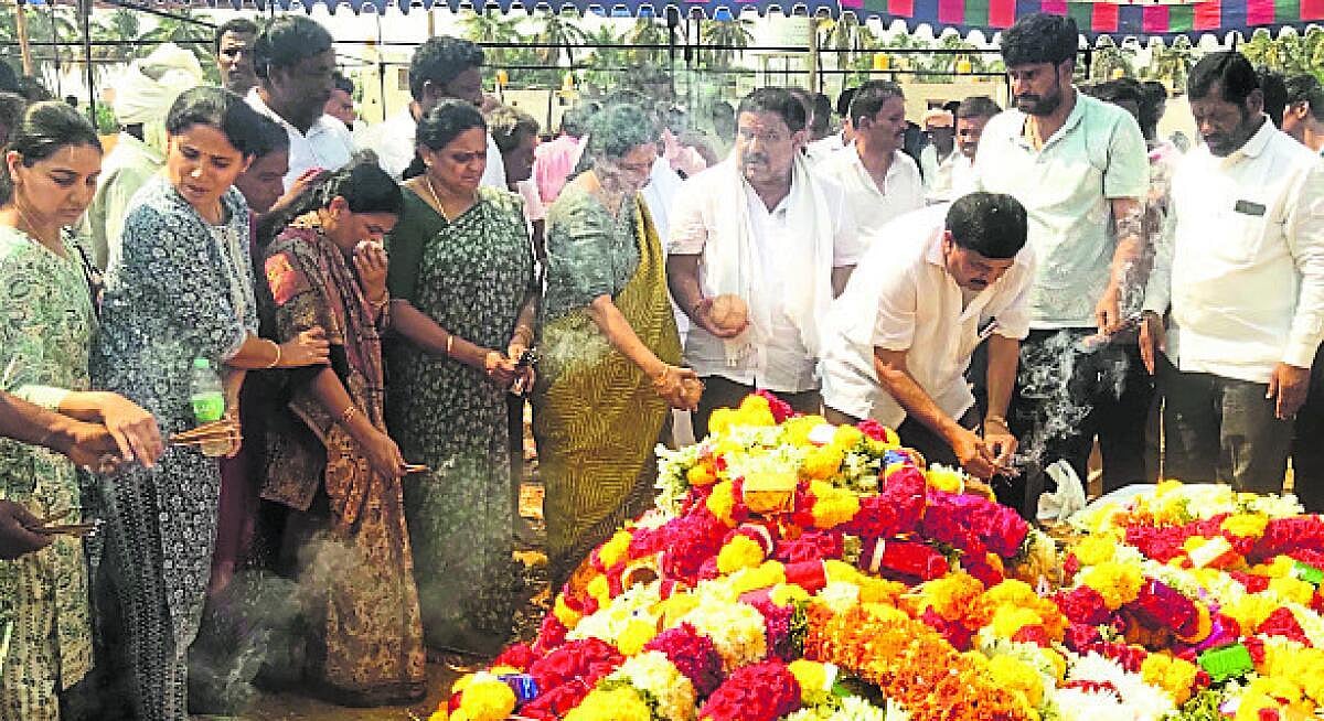 ಆದಿಲಕ್ಷ್ಮಮ್ಮ ಅಂತ್ಯಕ್ರಿಯೆ
