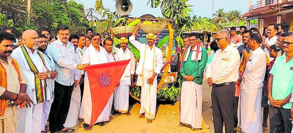 ಶಿವಪುರ: ಹರಿದುಬಂದ ಹೊರೆಕಾಣಿಕೆ