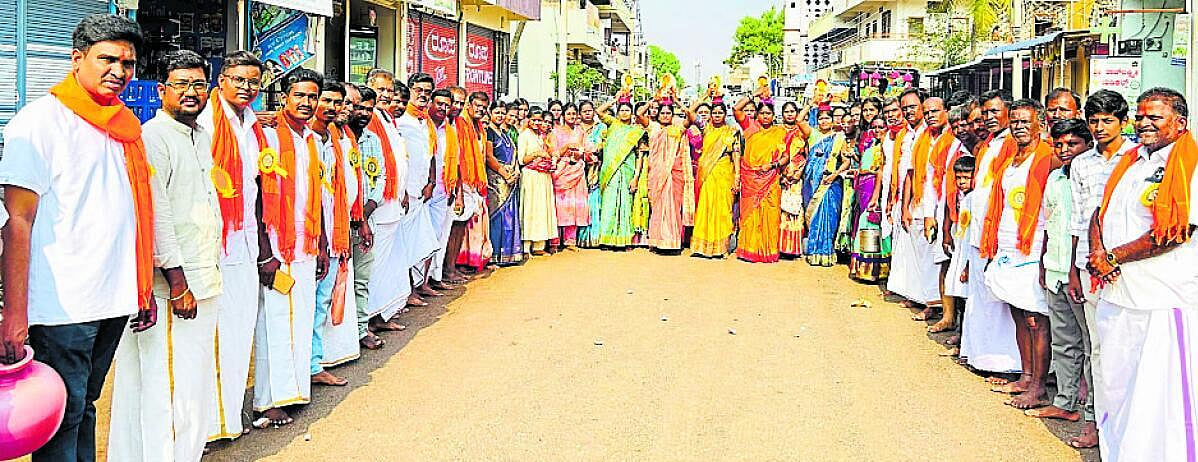 ಕನ್ನಿಕಾ ಪರಮೇಶ್ವರಿ ದೇವಿ ಭಾವಚಿತ್ರ ಮೆರವಣಿಗೆ