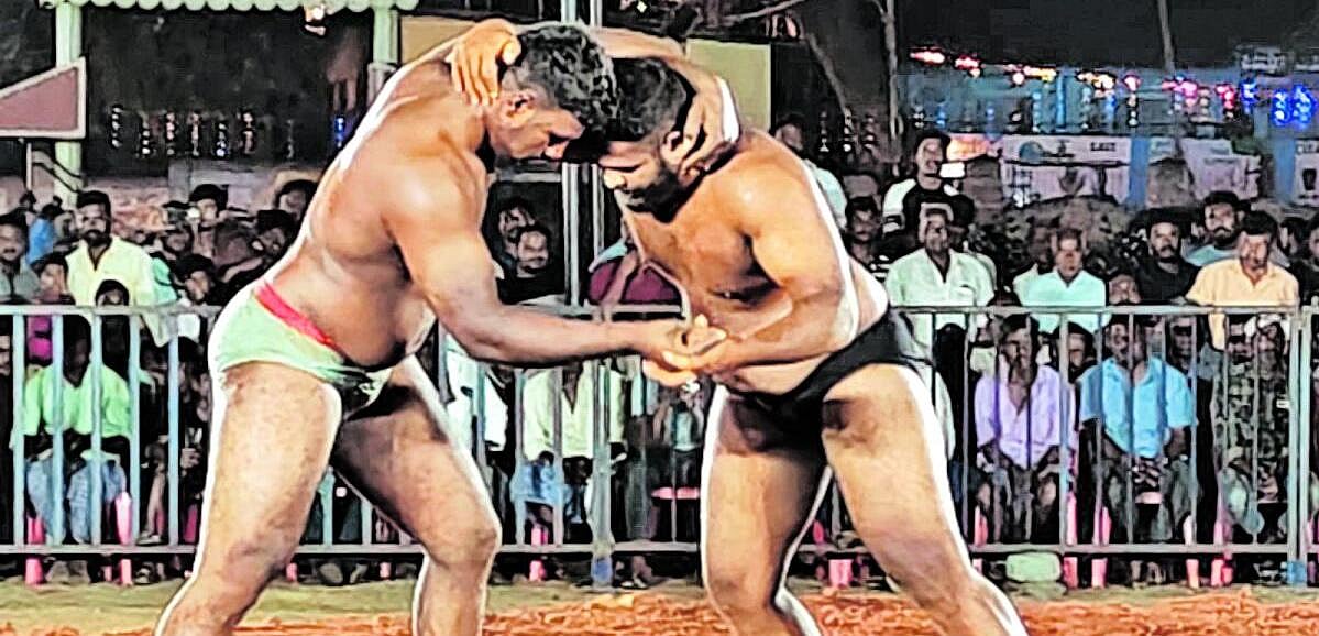 ರೋಚಕ ಕ್ಷಣಗಳಿಗೆ ಸಾಕ್ಷಿಯಾದ ಕುಸ್ತಿ ಪಂದ್ಯ