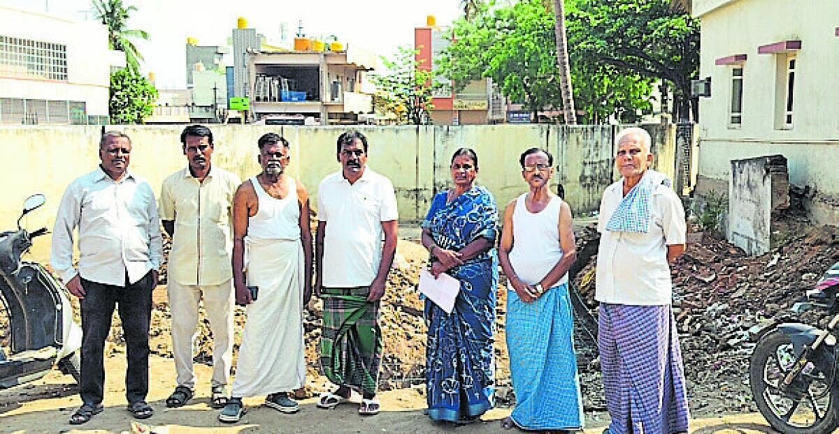 ಸಂಚಾರಕ್ಕೆ ರಸ್ತೆ ಬಿಡಲು ಆಗ್ರಹ