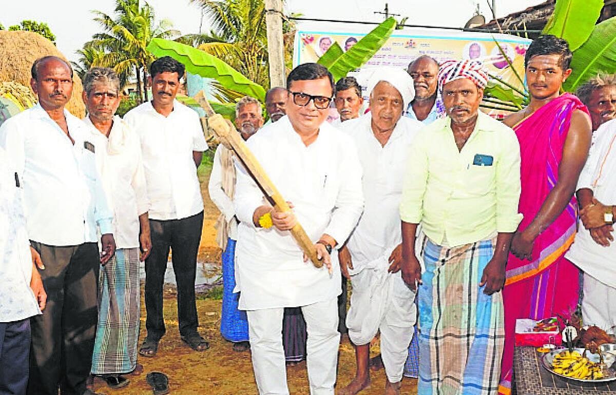 ರಸ್ತೆ ಅಭಿವೃದ್ಧಿ ಕಾಮಗಾರಿಗೆ ಶಾಸಕ ಚಾಲನೆ
