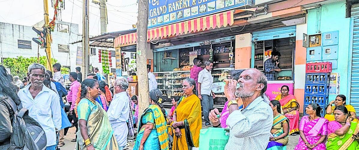 ಬಸ್ ತಂಗುದಾಣಗಳಿಲ್ಲ: ಪ್ರಯಾಣಿಕರ ಗೋಳು ಕೇಳುವವರಿಲ್ಲ