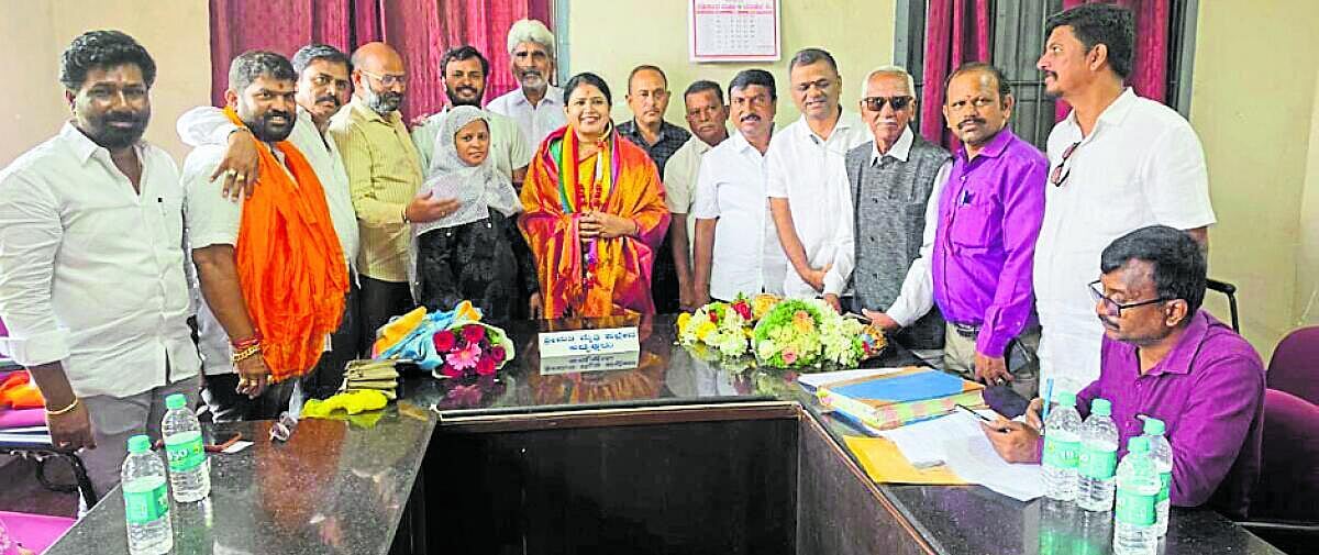 Ballari Politics: ಬಳ್ಳಾರಿ ಜನತಾ ಬಜಾರ್ ಅಧ್ಯಕ್ಷರಾಗಿ ಮೈತ್ರಿ ಪಲ್ಲೇದ ಅವಿರೋಧ ಆಯ್ಕೆ