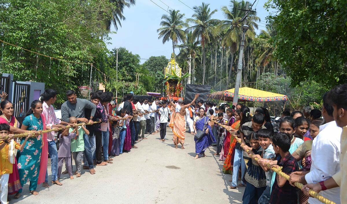 Hunsur Temple Festival: ಲಕ್ಷ್ಮೀನರಸಿಂಹಸ್ವಾಮಿ ರಥೋತ್ಸವಕ್ಕೆ ದಲಿತ ಮುಖಂಡ ಚಾಲನೆ