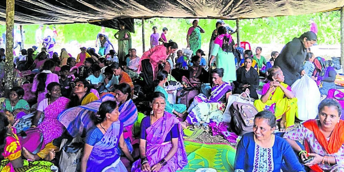 Landless Protest: ಸೋಮವಾರಪೇಟೆ ಕುಂಬೂರಿನಲ್ಲಿ ನಿವೇಶನ ರಹಿತರ ಹೋರಾಟ 5ನೇ ದಿನಕ್ಕೆ