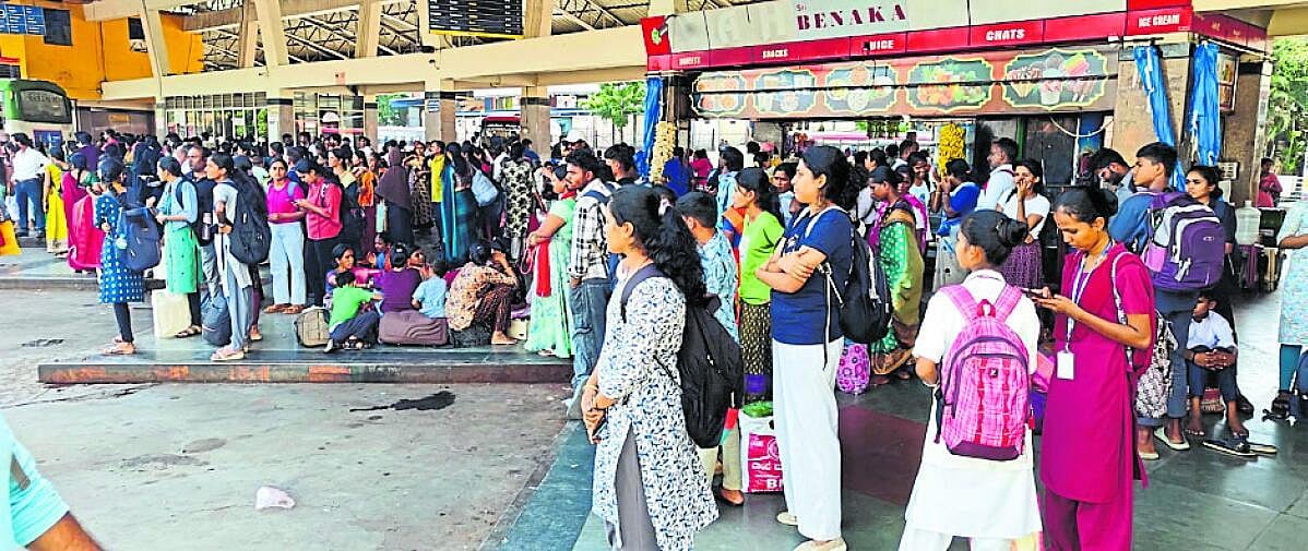 Shivamogga Bus Stand: ನಿಲ್ದಾಣ ಖಾಲಿ, ಕಾದು ಹೈರಾಣಾದ ಜನ