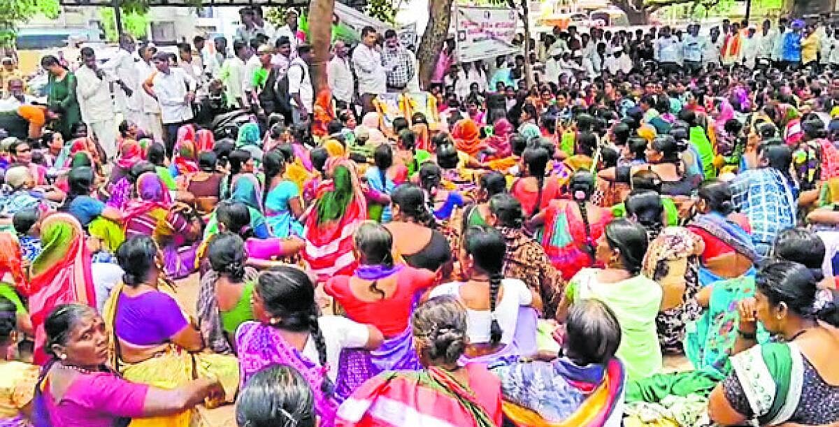 Laborers Protest: ಕೂಲಿ ಕಾರ್ಮಿಕರಿಗೆ ಕೆಲಸ ನೀಡಿ ಎಂದು ಹುನಗುಂದದಲ್ಲಿ ಪ್ರತಿಭಟನೆ