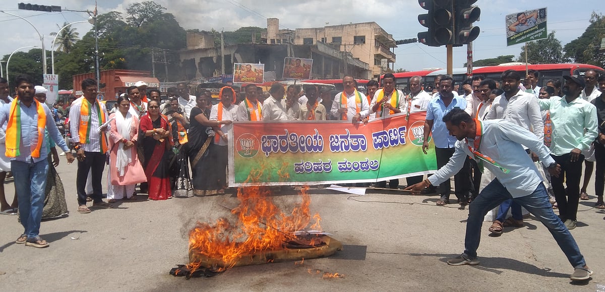 ಶಾಸಕ ಹರೀಶ್ ನಿಂದನೆ ಖಂಡಿಸಿ ಹರಿಹರದಲ್ಲಿ ಬಿಜೆಪಿ ಪ್ರತಿಭಟನೆ ಹಾಗೂ ಸಚಿವರ ಪ್ರತಿಕೃತಿ ದಹನ