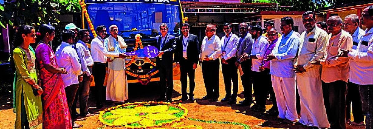 Karnataka Bank CSR: ಕರ್ಣಾಟಕ ಬ್ಯಾಂಕ್‌ನಿಂದ ಉಪ್ಪುಂದ ಶಾಲೆಗೆ ವಾಹನ ಕೊಡುಗೆ