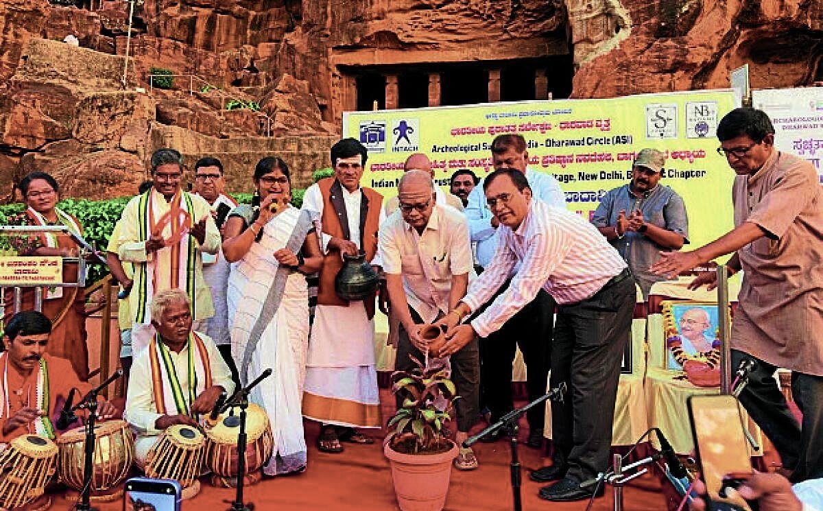 Badami Tourism: ಬಾದಾಮಿಯಲ್ಲಿ ಪ್ರವಾಸಿಗರಿಗೆ ಮೂಲಸೌಕರ್ಯ ಕಲ್ಪಿಸಲು ಆಗ್ರಹ