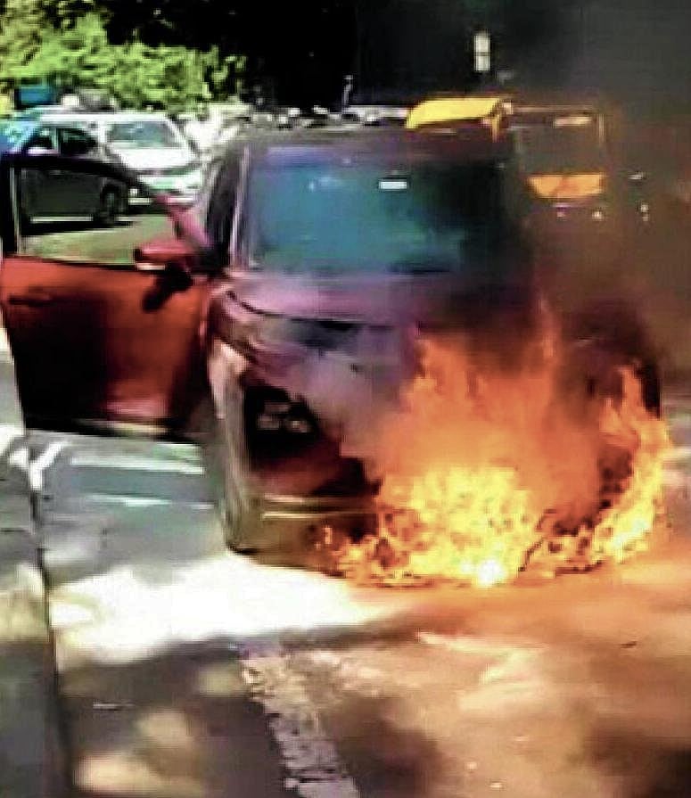 Car Fire: ಬೆಂಗಳೂರಿನ ಇನ್‌ಫೆಂಟ್ರಿ ರಸ್ತೆಯಲ್ಲಿ ಚಲಿಸುತ್ತಿದ್ದ ಕಾರಿಗೆ ಬೆಂಕಿ