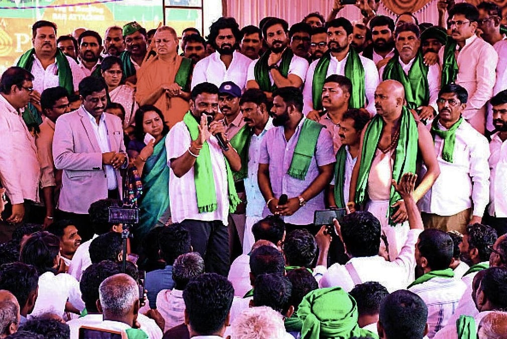 ಕಬ್ಬು ಮತ್ತು ಸಕ್ಕರೆಗೆ ಬೆಂಬಲ ಬೆಲೆ ಘೋಷಿಸಲು ರೈತರ ಆಗ್ರಹ