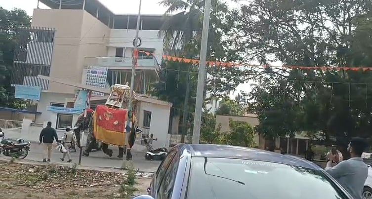 Shimoga Dasara: ಶಿವಮೊಗ್ಗದ ಜಂಬೂಸವಾರಿ ಮೊಟಕು: ನಿಯಂತ್ರಣ ತಪ್ಪಿದ ಸೋಮಣ್ಣ ಆನೆ ...