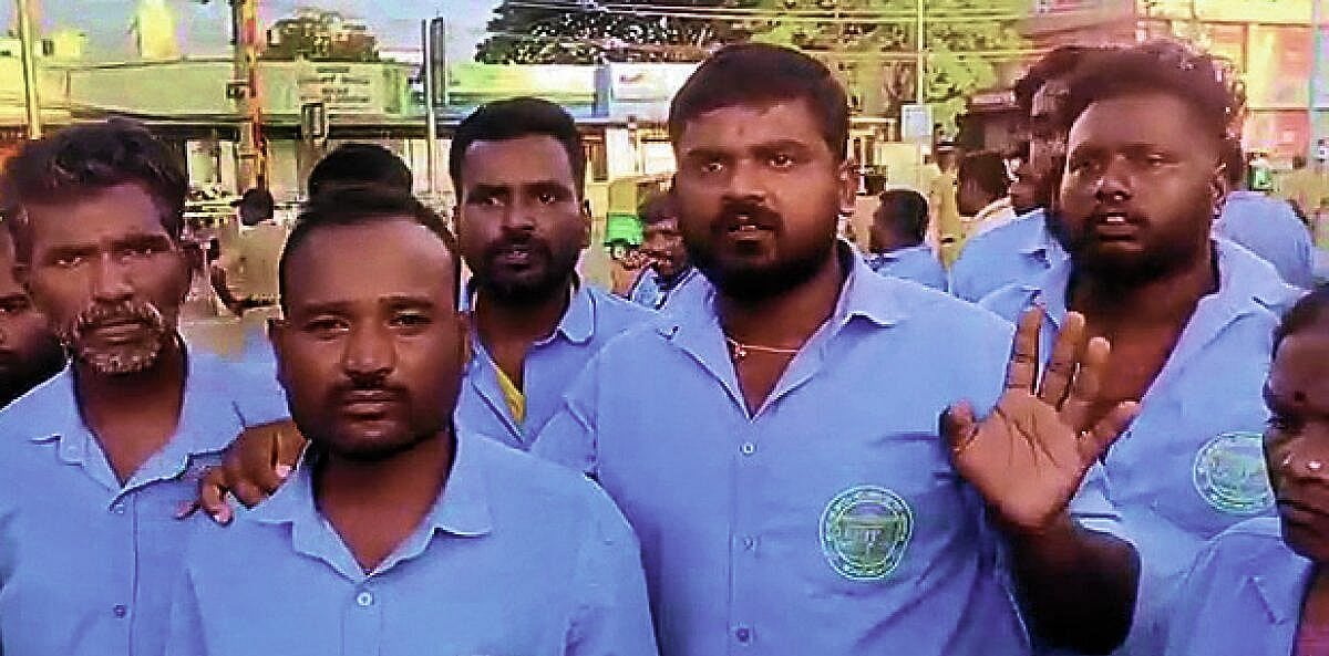 Tumakuru Dasara Insult: ಪೌರಕಾರ್ಮಿಕರಿಗೆ ಸನ್ಮಾನಕ್ಕೆ ಕರೆದು ಅವಮಾನ: ಆಕ್ರೋಶ