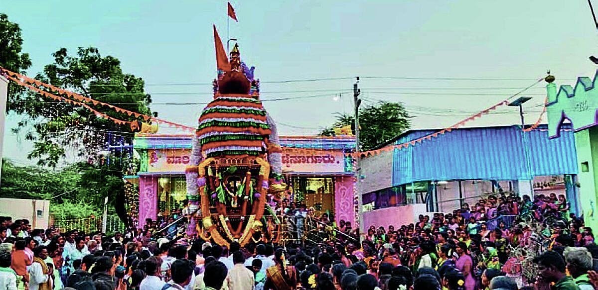 Temple Festival: ಸಿರುಗುಪ್ಪ ಮಿಟ್ಟೇಸೂಗುರು ಮಾರಿಕಾಂಬಾ ದೇವಿ ರಥೋತ್ಸವ ವಿಜೃಂಭಣೆ