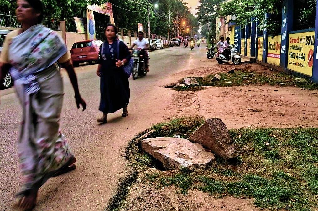 Pedestrian Nuisance: ಮಂಡ್ಯದಲ್ಲಿ ಪಾದಚಾರಿ ಮಾರ್ಗಗಳ ಒತ್ತುವರಿಯಿಂದ ಸಾರ್ವಜನಿಕರಿಗೆ