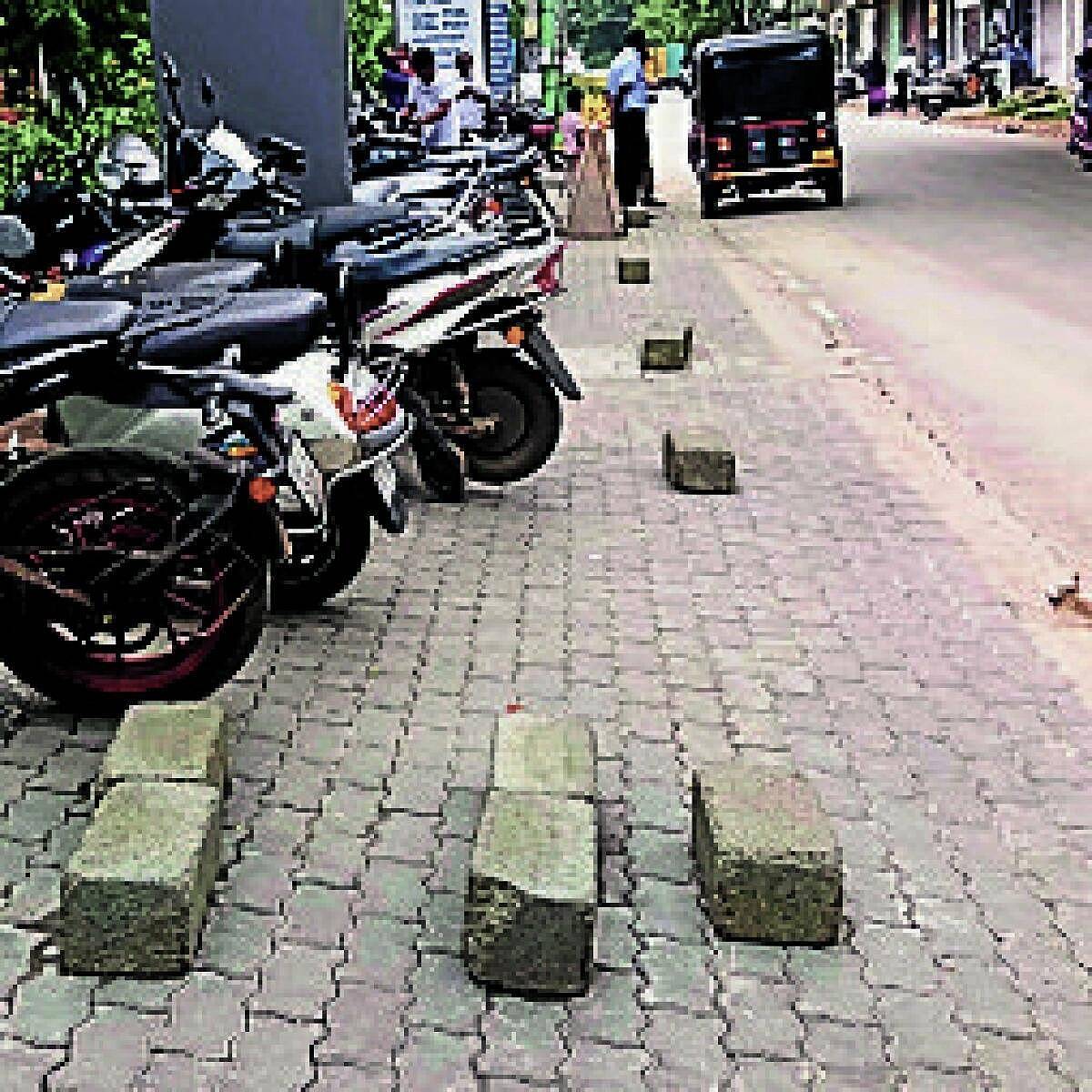 Pedestrian Nuisance: ಮಂಡ್ಯದಲ್ಲಿ ಪಾದಚಾರಿ ಮಾರ್ಗಗಳ ಒತ್ತುವರಿಯಿಂದ ಸಾರ್ವಜನಿಕರಿಗೆ