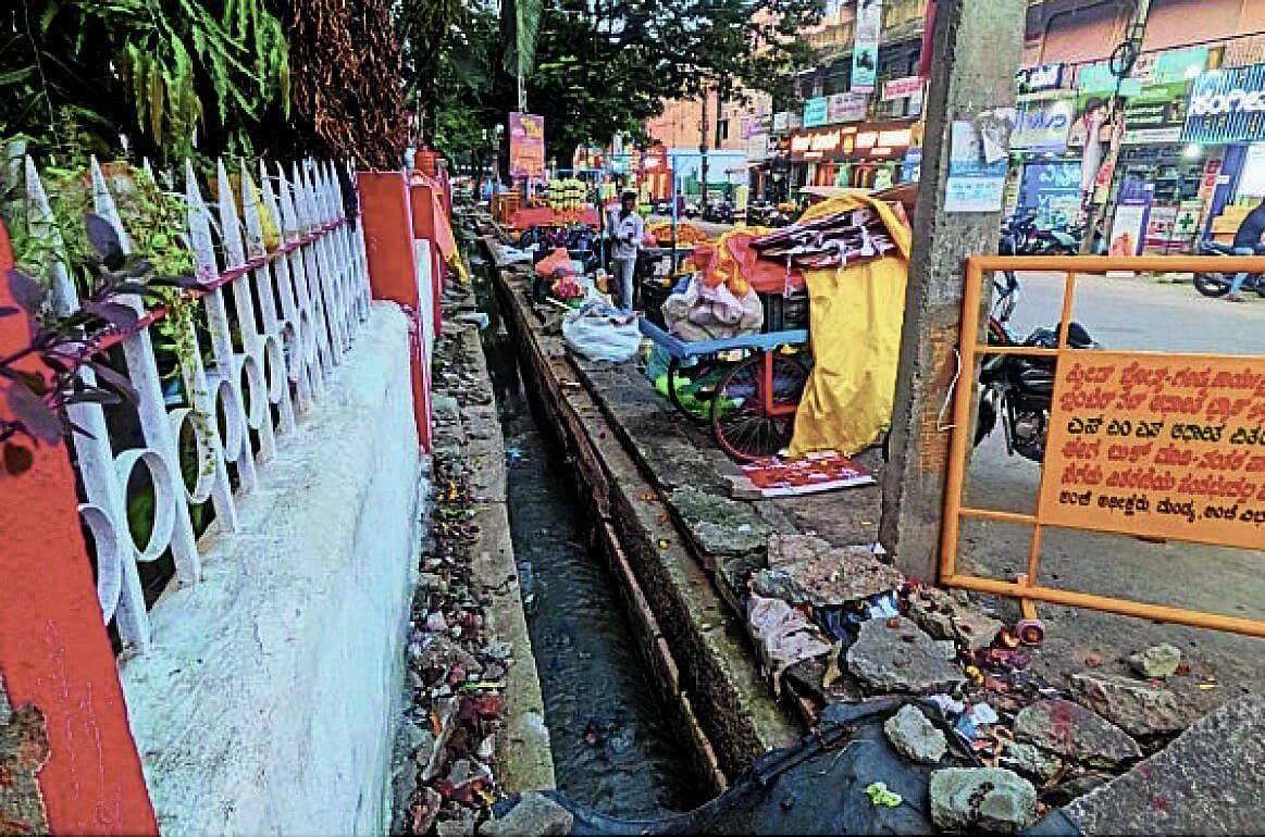 Pedestrian Nuisance: ಮಂಡ್ಯದಲ್ಲಿ ಪಾದಚಾರಿ ಮಾರ್ಗಗಳ ಒತ್ತುವರಿಯಿಂದ ಸಾರ್ವಜನಿಕರಿಗೆ