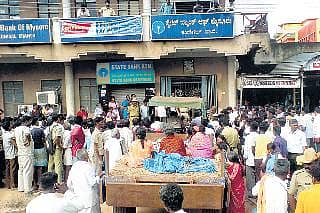 ಬ್ಯಾಂಕ್ ಎದುರು ರೈತನ ಶವ ಇಟ್ಟು ಪ್ರತಿಭಟನೆ