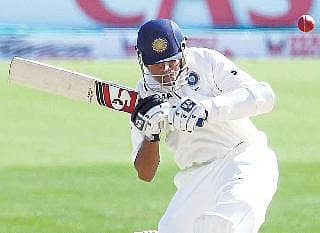 ಕ್ರಿಕೆಟ್: ಕುಸಿದ ಭಾರತಕ್ಕೆ ಮಹಿ ಆಸರೆ