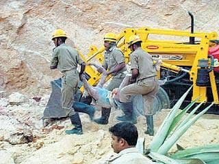 ಮಣ್ಣಿನ ಗುಡ್ಡೆ ಕುಸಿದು ನಾಲ್ವರ ಸಾವು
