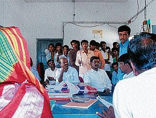 ಗ್ರಾಪಂ ತುರ್ತು ಸಭೆಗೆ ಮುತ್ತಿಗೆ