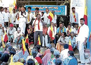 ಯೋಜನೆಗಳಿಗೆ ತಡೆ: ಪ್ರತಿಭಟನೆ