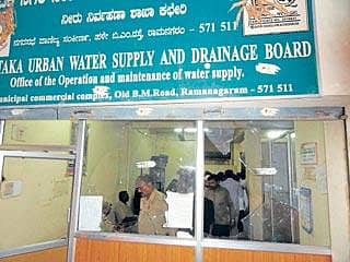 ಅಸಮರ್ಪಕ ನೀರು ಪೂರೈಕೆ ರೊಚ್ಚಿಗೆದ್ದ ಜನತೆಯಿಂದ ಕಚೇರಿ ಗಾಜು ಪುಡಿ .